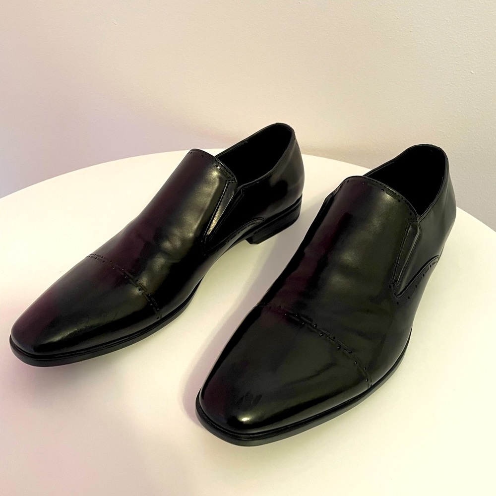 BRAND NWOT NEVER WORN BEFORE KENNETH COLE REACTION 9.5 BLACK LEATHER SLIP ONS